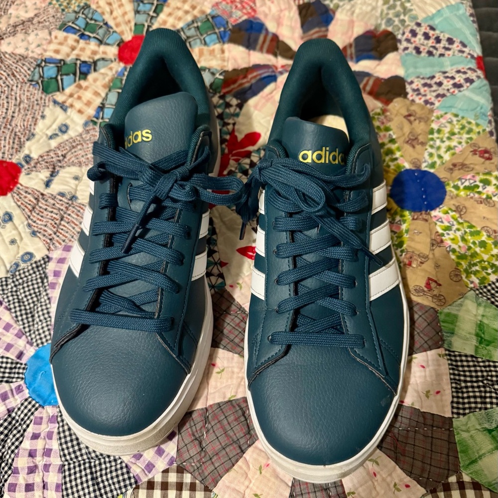 Adidas Women’s Grand Court Cloudform sole in Arctic green. Size 9